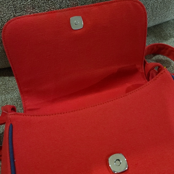Tommy Hilfiger red canvas messenger style bag purse - Picture 9 of 10